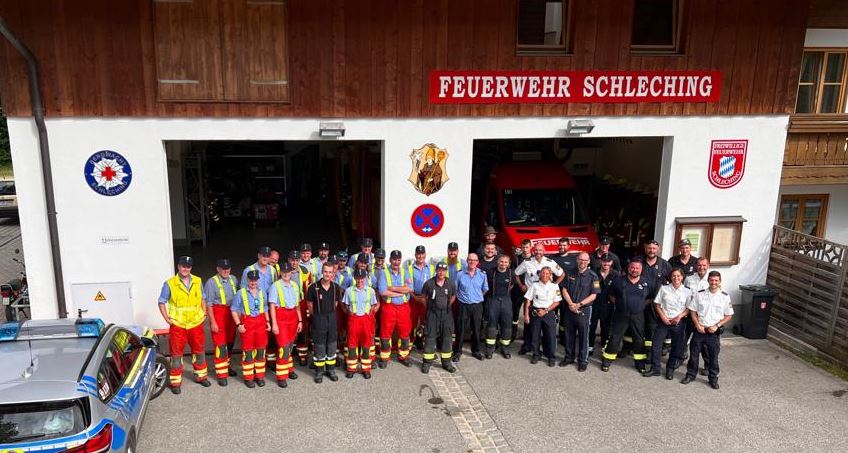 Die Feuerwehrler vor dem Feuerwehrhaus in Schleching. Blick von oben