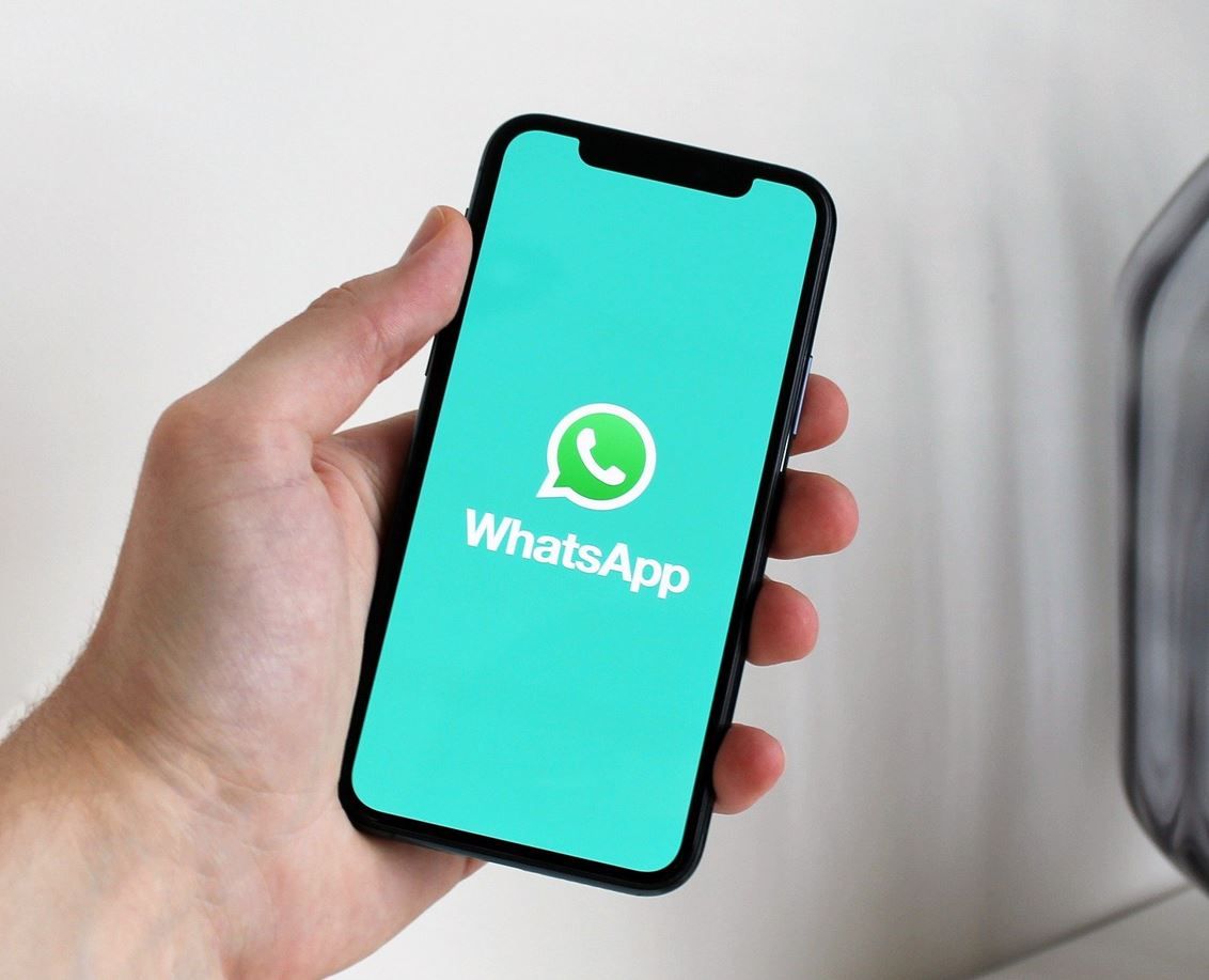 Blick auf Handy mit WhatsApp-Symbol