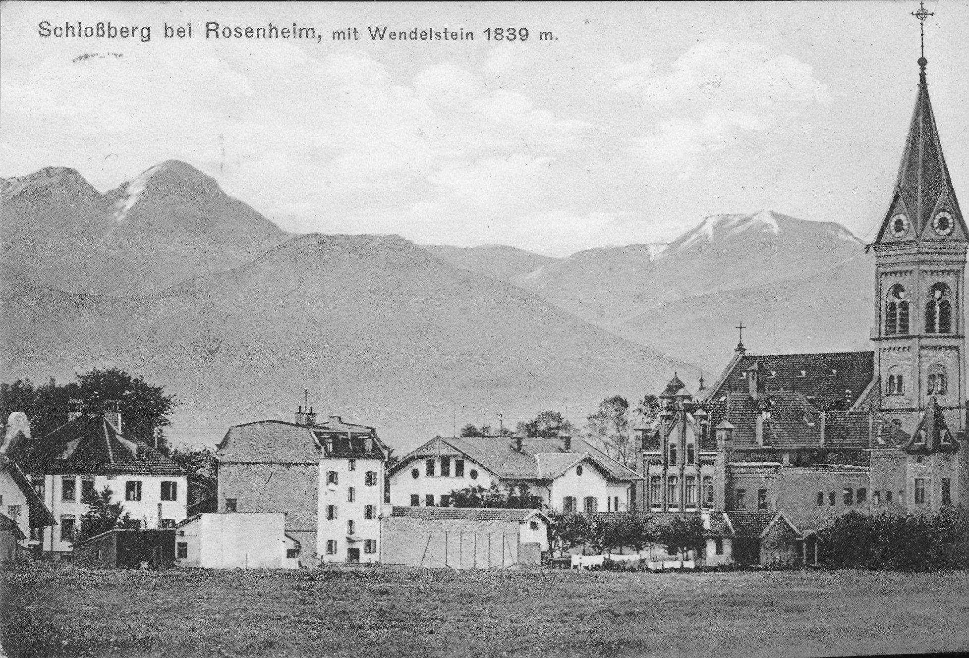Der Schloßberg in der Gemeinde Stephanskirchen im Landkreis Rosenheim im Jahr
