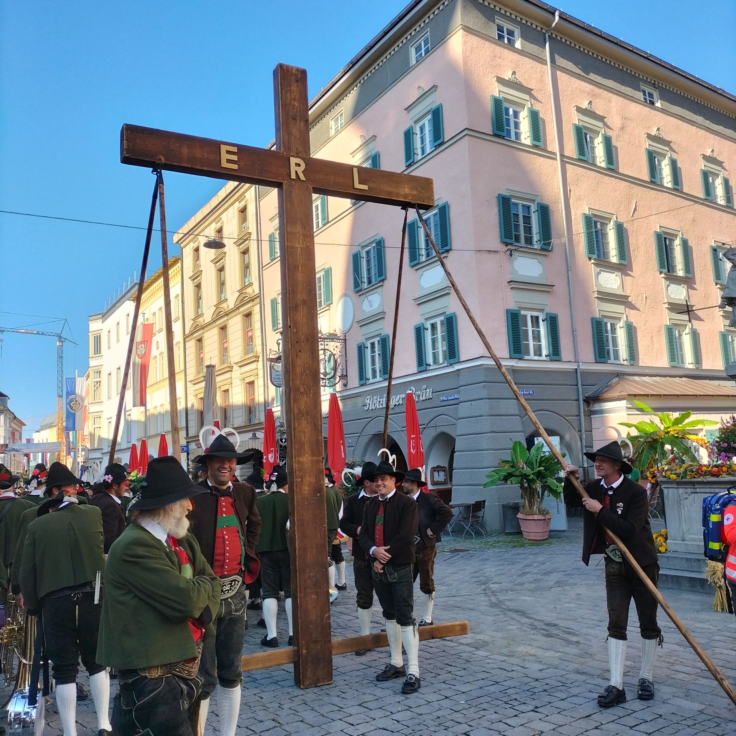 Erntedankfest Rsoenheim. Erler Kreuz auf dem Max-Josefs-Platz