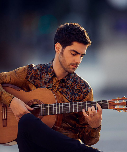 Milos Kardaglic mit Gitarre