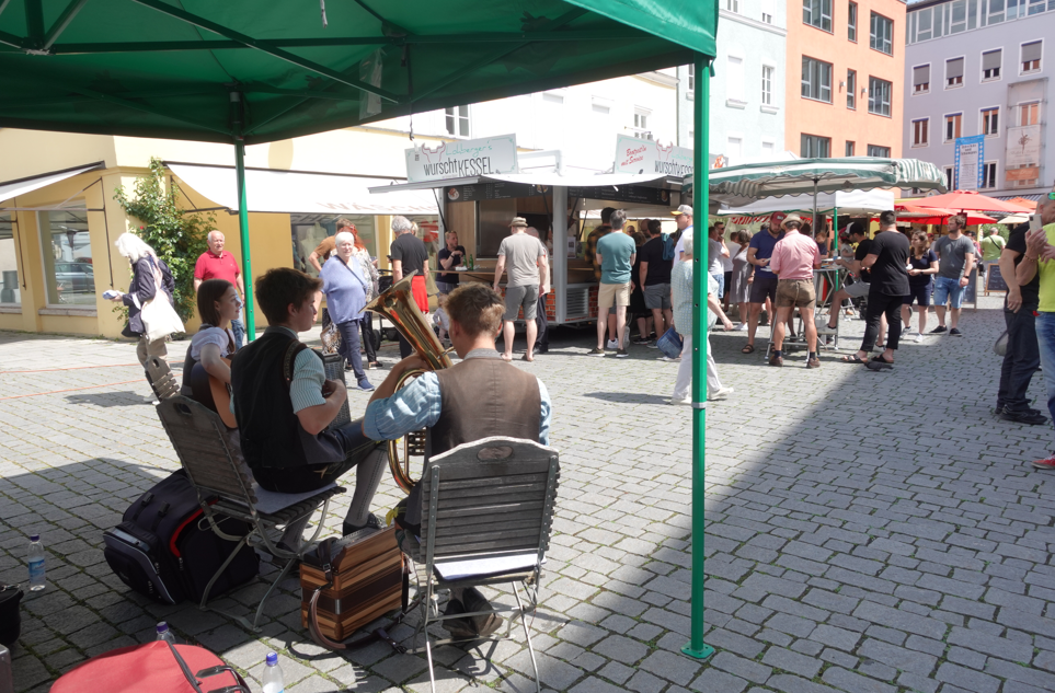 Blick von Musikern auf den Gruenen Markt in Rosenheim