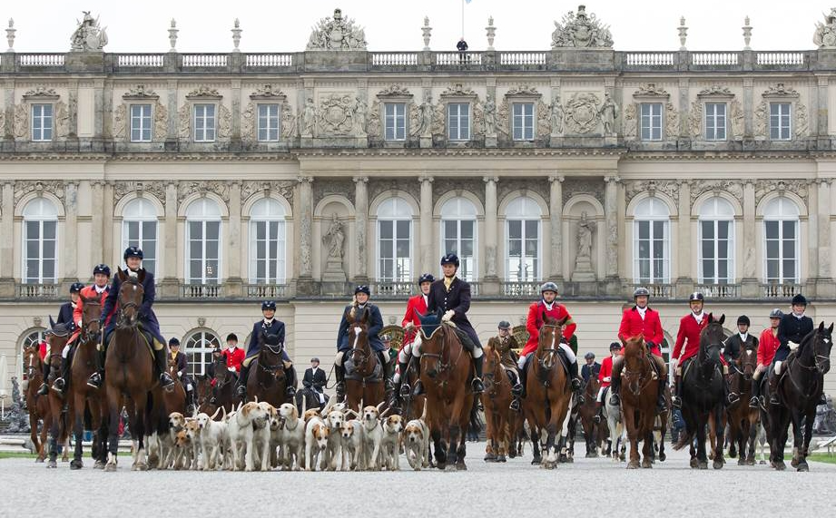 Reiter mit Hundemeute vor Schloss Herrenchiemsee