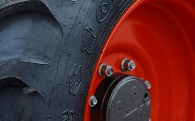 Pkw prallt nach Unfall mit Gülleanhänger gegen Kuhstall
