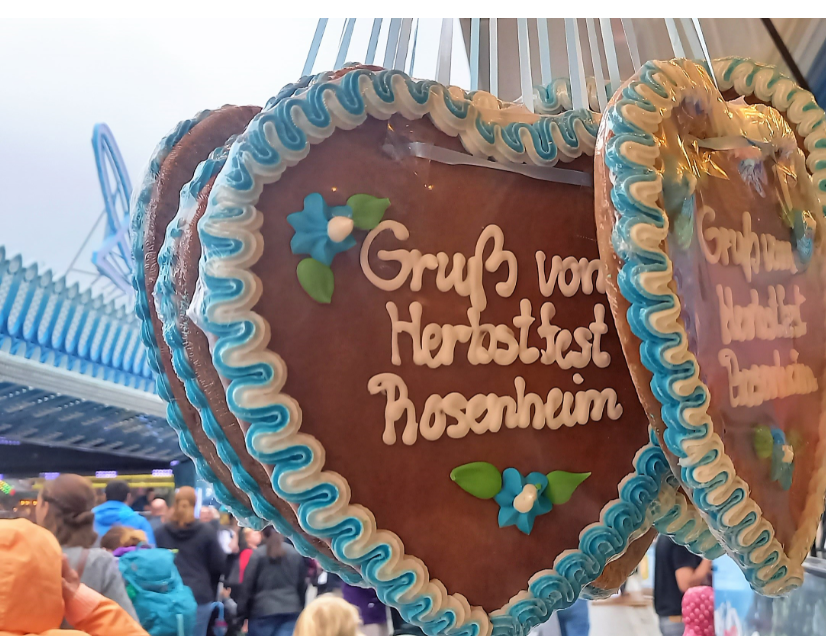 Auf dem Herbstfest Rosenheim - Lebkuchenherzen mit der Aufschrift: "Gruss vom Herbstfest Rosenheim" mit blau-weissem Rand