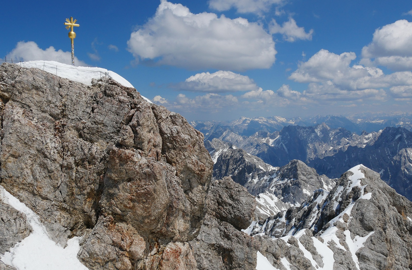 Zugspitze mit Gipfelkreuz