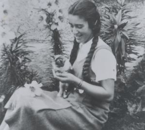Elisabeth Block mit Katze - Fotografie aus dem Jahr 1939