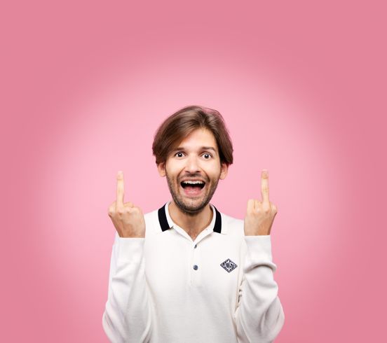 Michael Buchinger mit zwei erhobenen Mittelfingern vor rosa Hintergrund