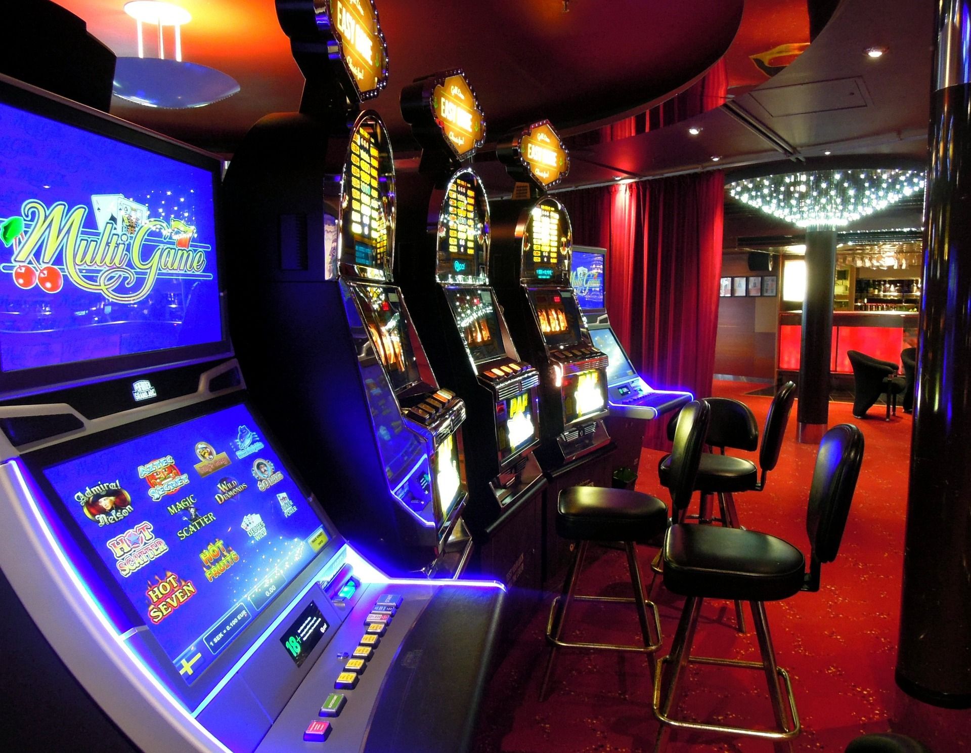 Blick in ein Casino mit Spielautomaten