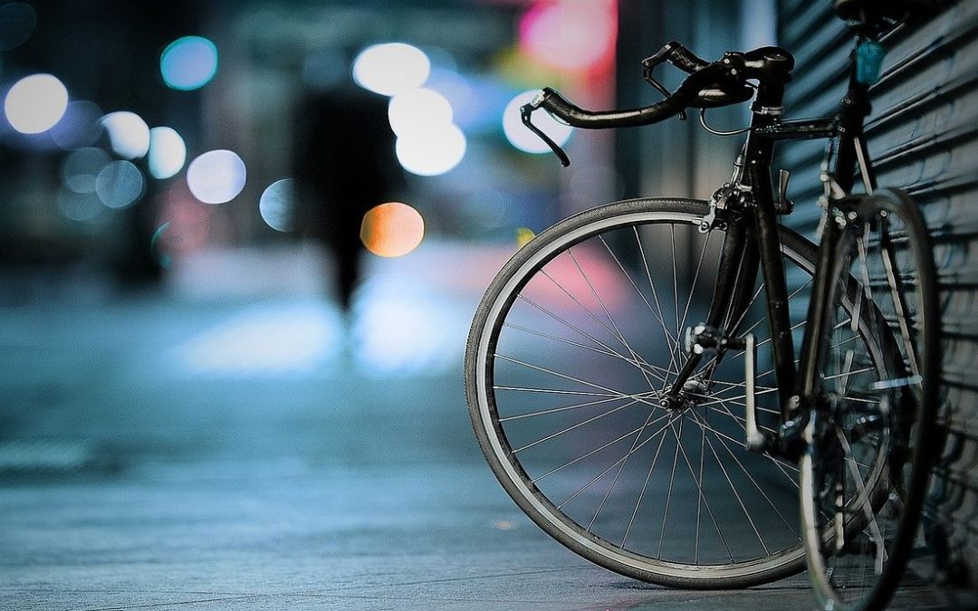 Alkoholisierter Radfahrer wirft Fahrrad gegen geparkte Autos
