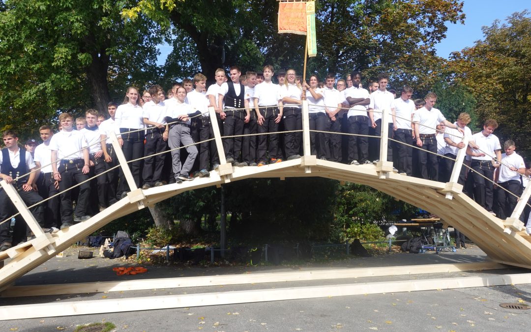 Zimmerer-Nachwuchs baut Leonardo-Brücke