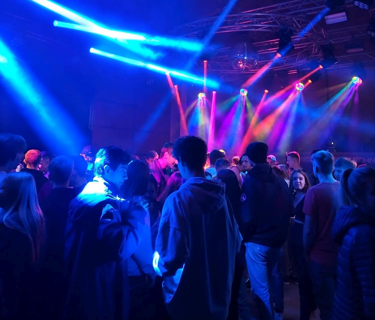 Blick auf die Feiergaeste bei der Kirta-Party mit vielen Lichteffekten