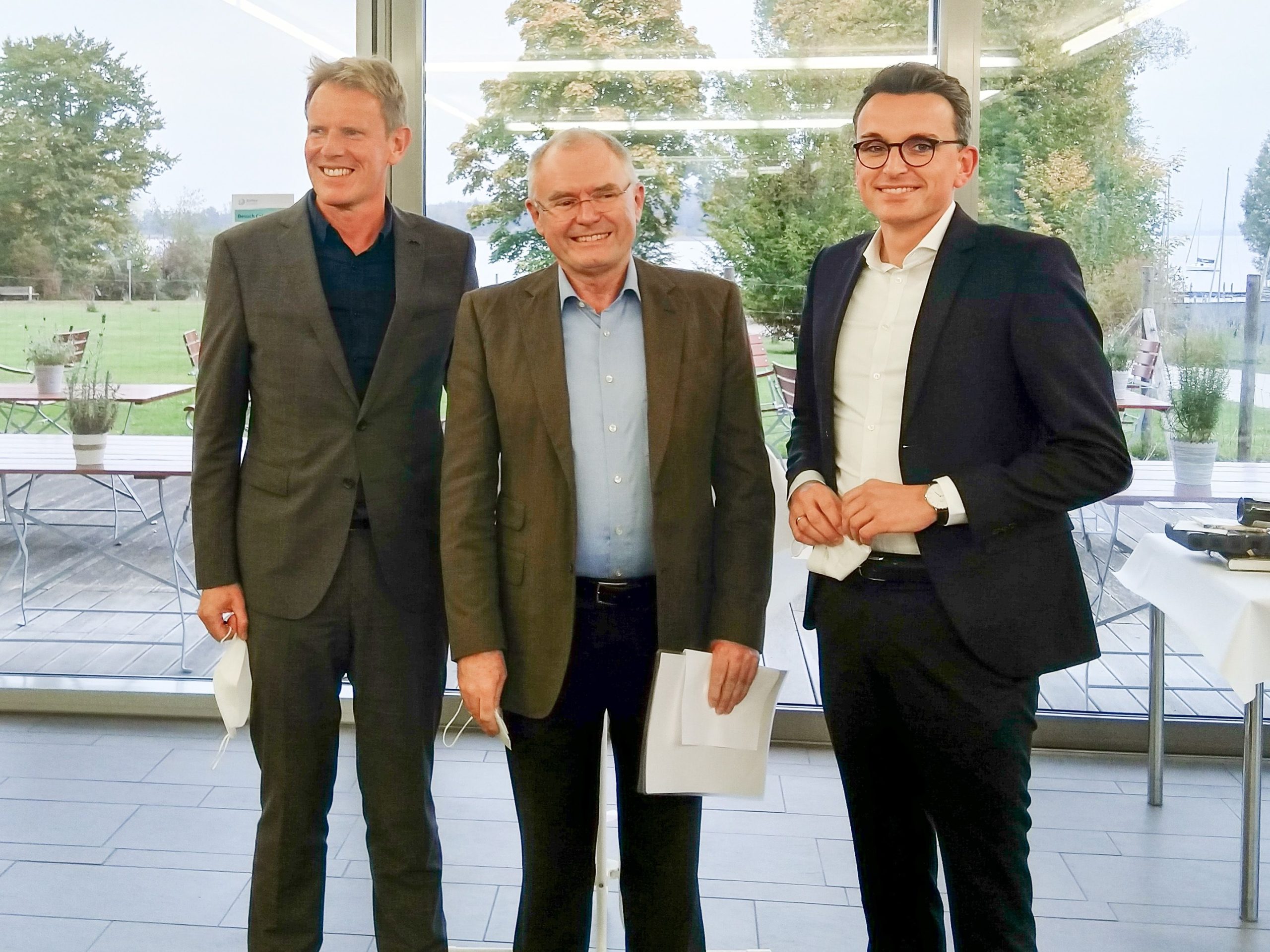 Der langjährige Chefarzt Prof. Dr. Josef Stadler (Mitte) wird von RoMed-Geschäftsführer Dr. Jens Deerberg-Wittram und Kaufmännischen Leiter Marco Weidemeier verabschiedet