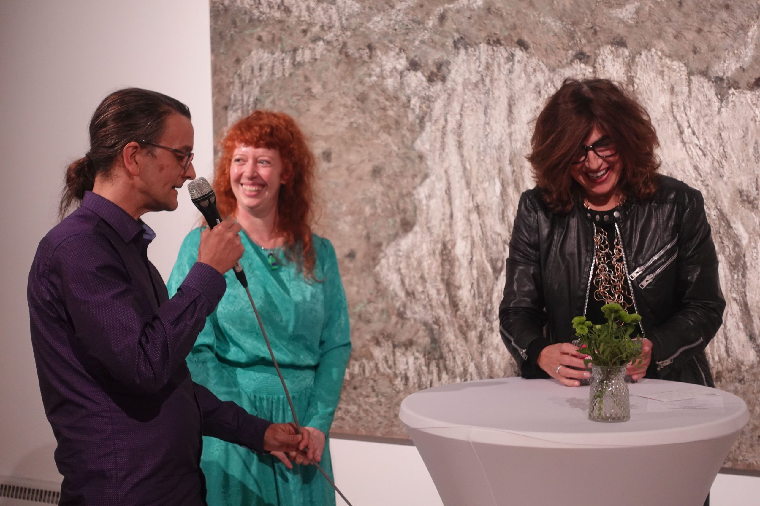von links Klaus Erika Dietl und Stephanie Müller im Gespräch mit Galerieleiterin Monika Hauser-Mair