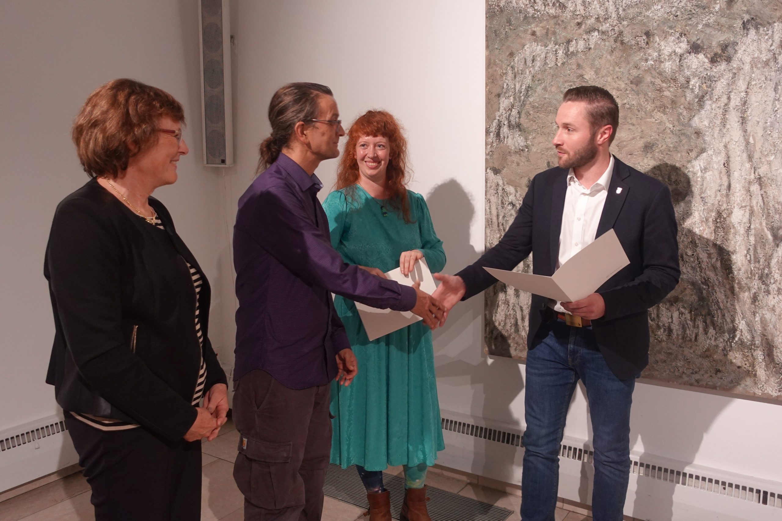Verleihung Kulturfoerderpreis, von links: Dritte Bürgermeisterin Gaby Leicht, Klaus Erika Dietl, Stephanie Müller und zweiter Bürgermeister Daniel Artmann