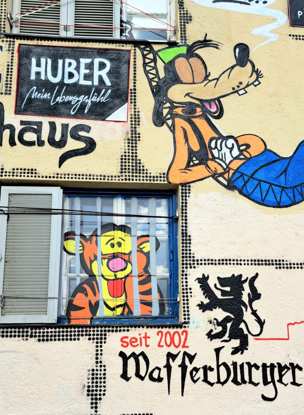 Blick auf das bemalte ehemalige Umspannwerk in Wasserburg mit Goofy und Tiger