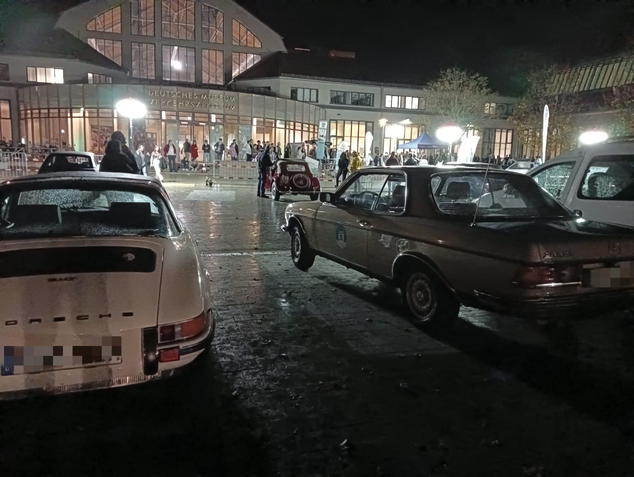 Autos und Besucher vor dem Deutschen Museum Verkehrszentrum