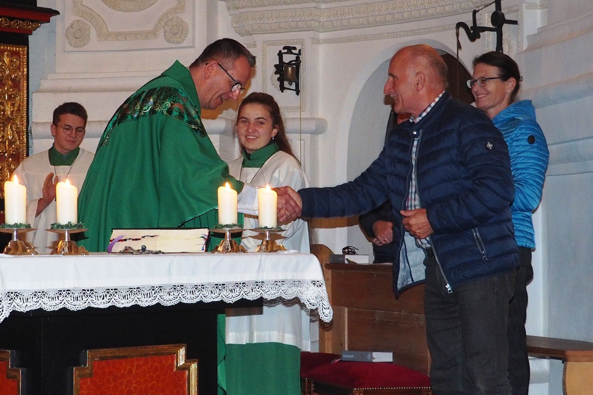 Pfarrer Daniel Reichel verabschiedet sich in der Kirche am Altar von Gläubigen