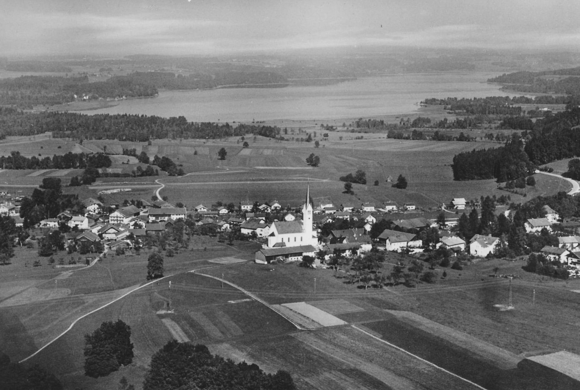 Luftaufnahme der Gemeinde Riedering aus dem Jahr 1961