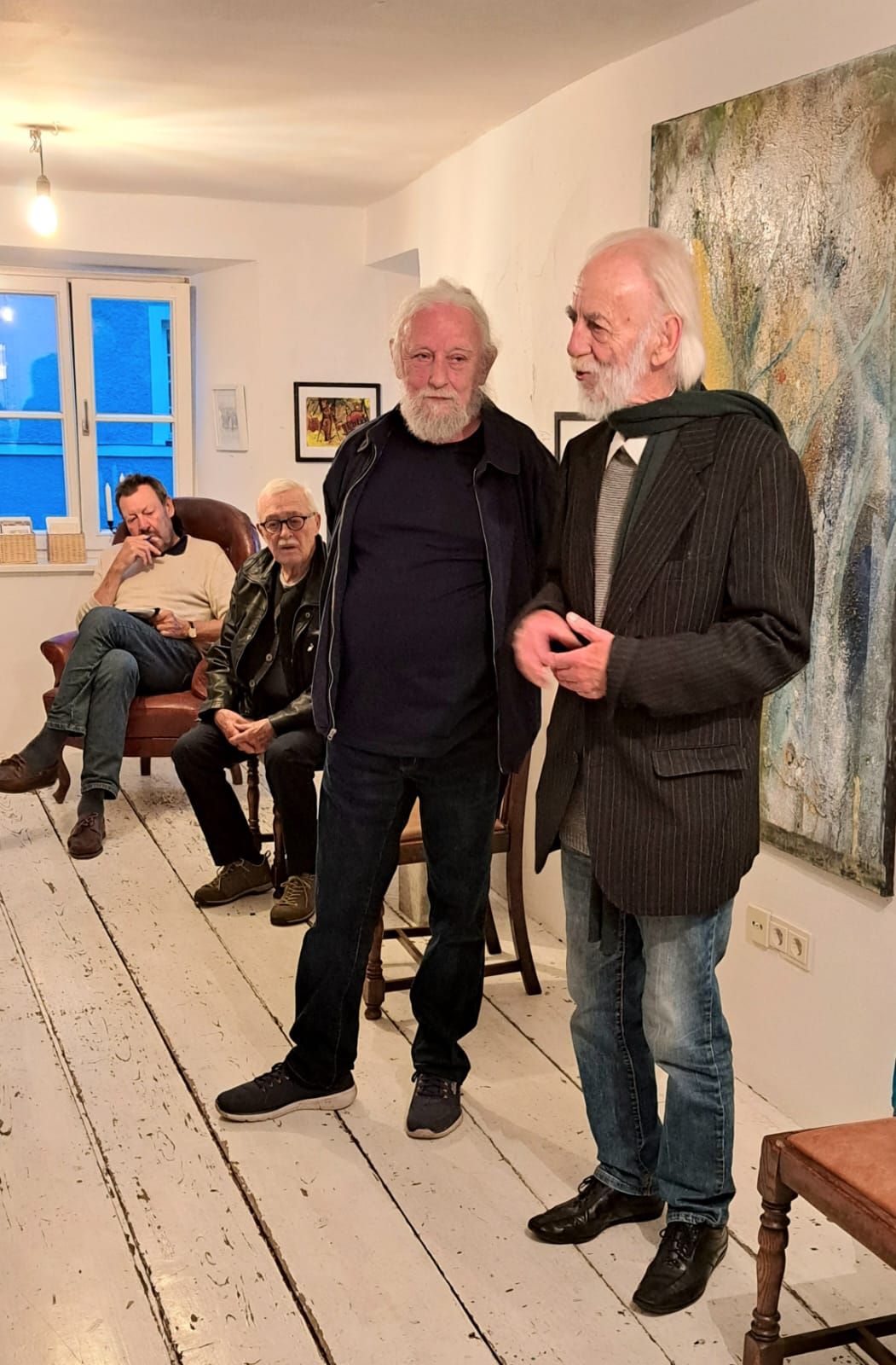 Alfons Röckl rechs und Rudolf Wolfbeisser links bei der Eroeffnung der Ausstellung in der Kleinen Werkraumgalerie