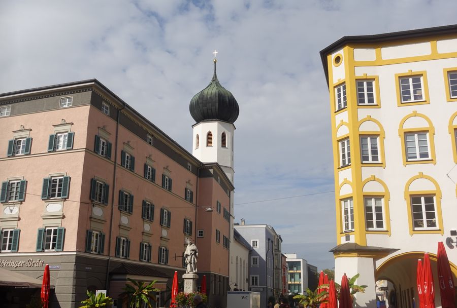 Max-Josefs-Platz in Rosenheim mit Blick auf Bergmeister und Kirche St. Josef