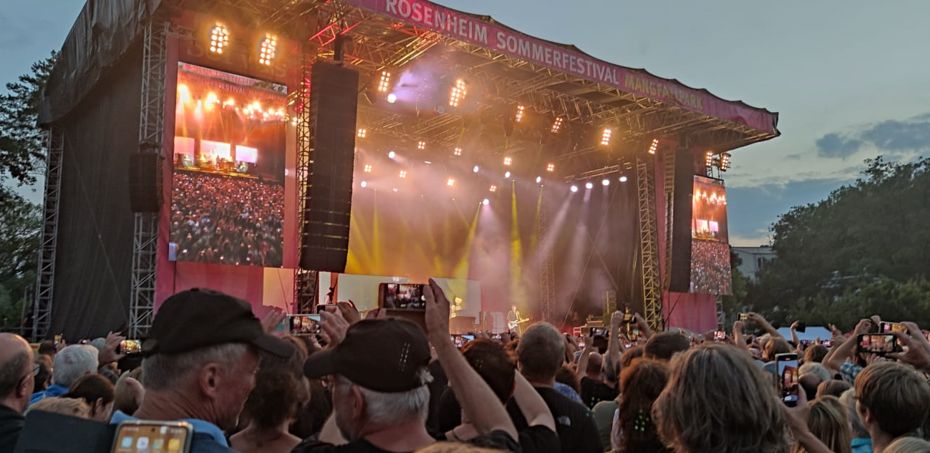 Sommerfestival 2022 Blick über Publikum auf Bühne