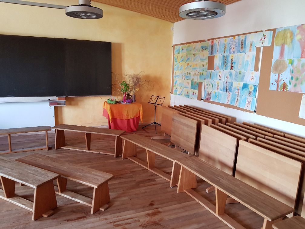 Bick in ein Klassenzimmer der Freien Waldorfschule Rosenheim