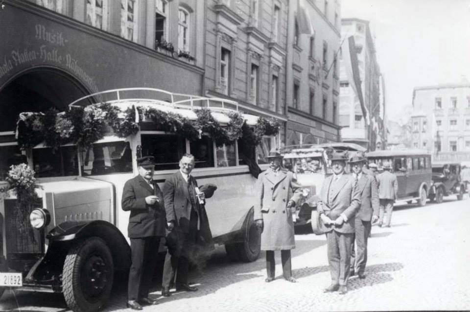 Autobuslinie auf dem Max-Josefs-Platz im Jahr 1928 mit Fahrzeugen und Menschen