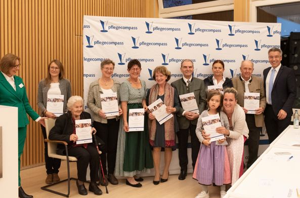 Die Geehrten bei der Auszeichnung "pflegecompass" im Landratsamt Rosenheim