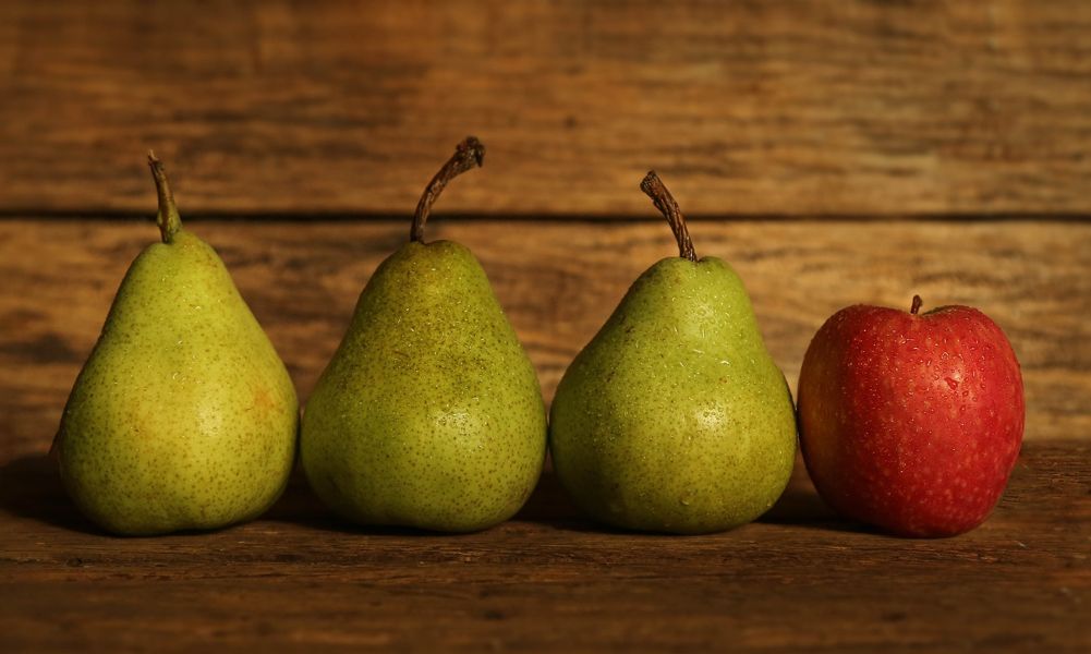 Drei grüne Birnen und ein roter Apfel