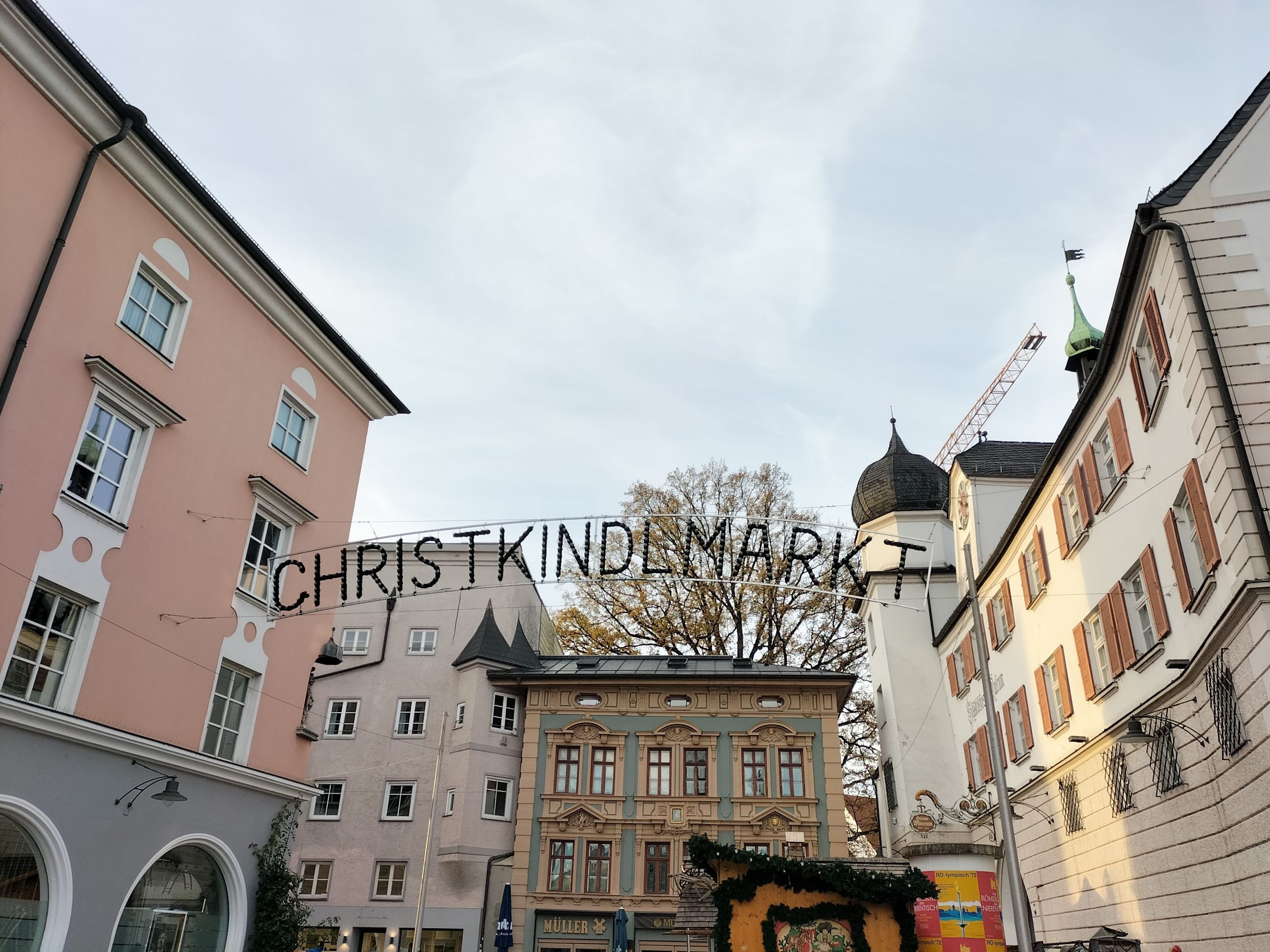 Schriftzug Christkindlmarkt beim Mittertor in Rosenheim
