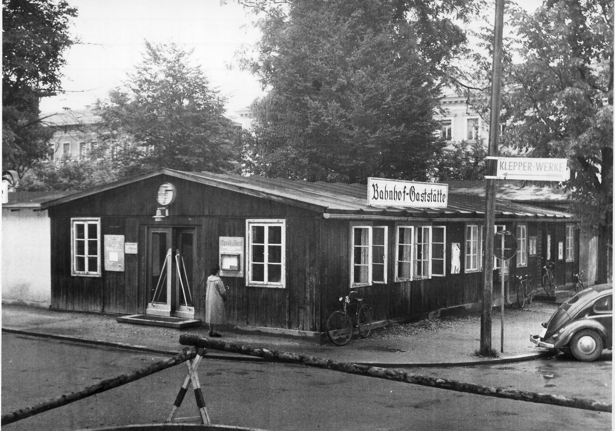 Bahnhof-Gastaette in Rosenheim mit VW-Kaefer und Radl davor in Rosenheim um ca. 1950