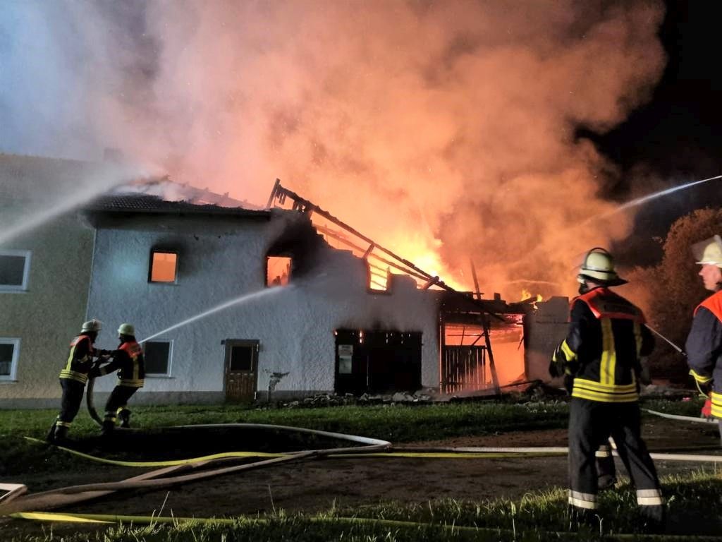 Feuerwehr löschen brennendes Haus im Landkreis Traunstein