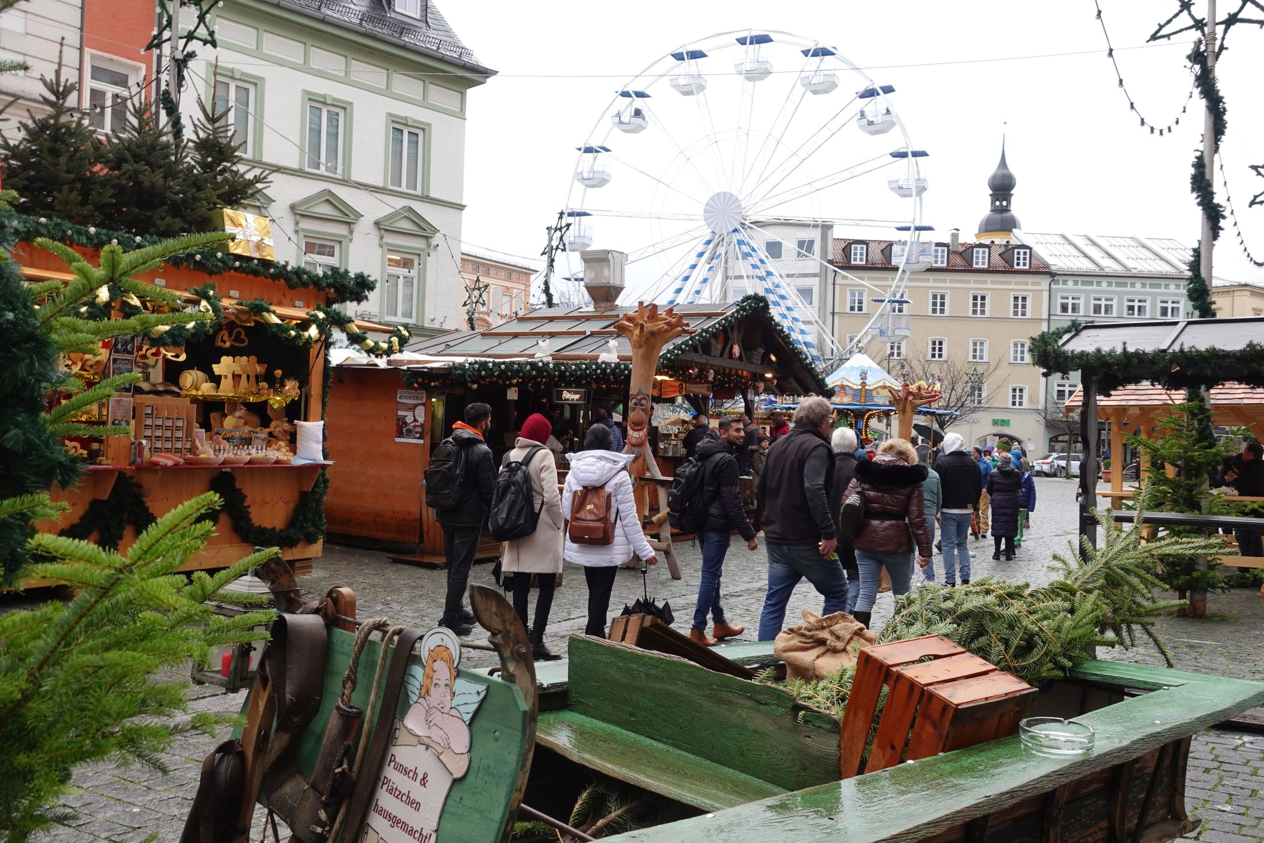 Blick auf Christkindlmarkt in Rosenheim