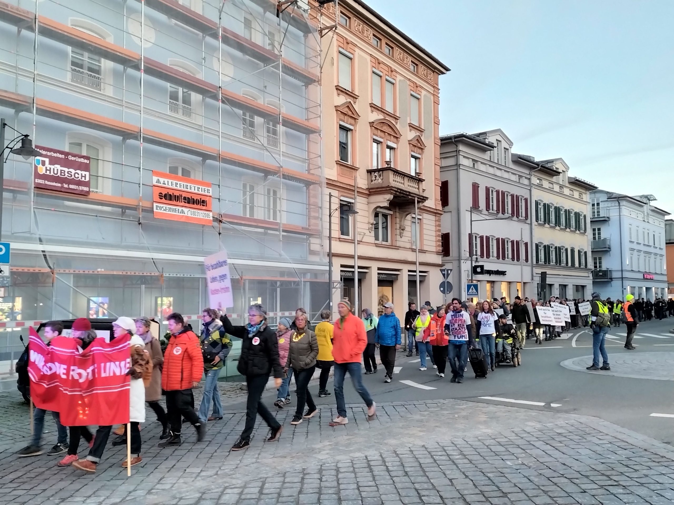 Rund 300 waren Demonstranten beim Demozug durch Rosenheim. 