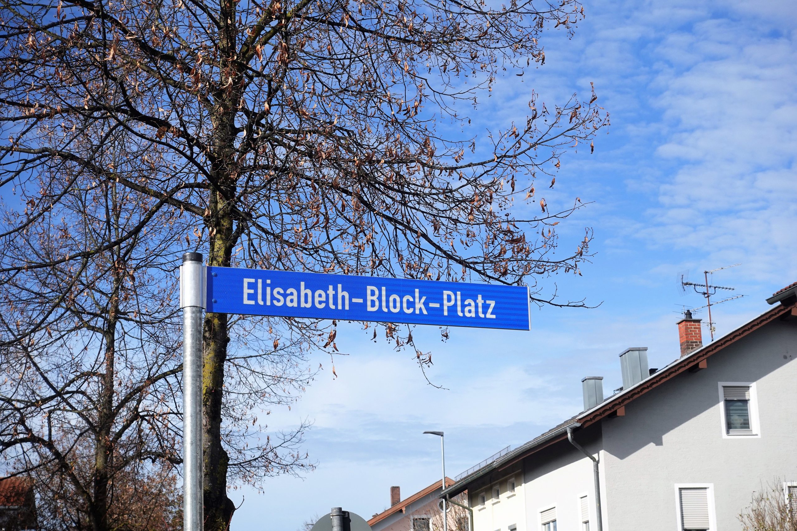 Das neue Straßenschild Elisabeth-Block-Platz in Rosenheim