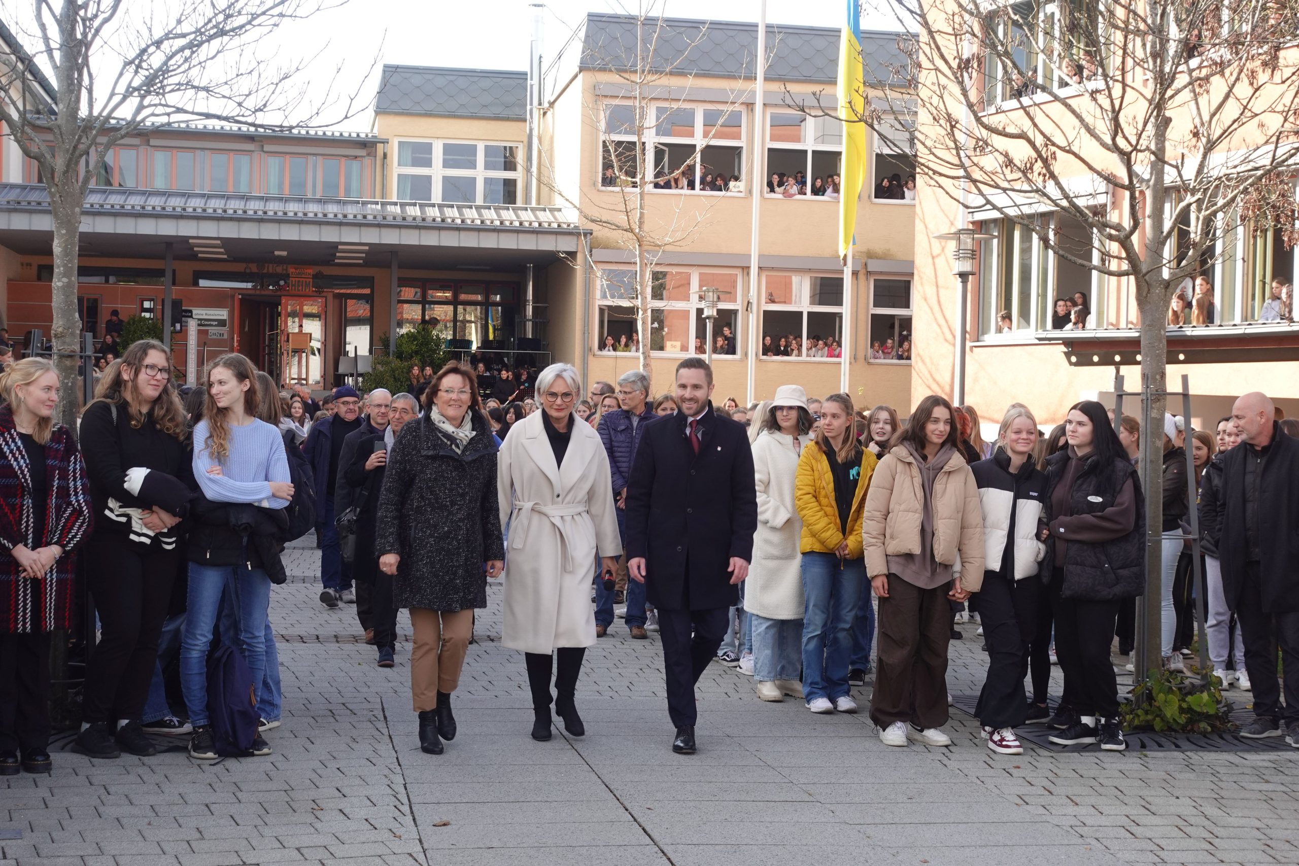 Gabi Leicht, Marianne Singer und Daniel Artmann auf dem Weg zur ersten Erinnerungsschleife in Rosenheim durch die Schulgemeinschaft und Ehrengäste