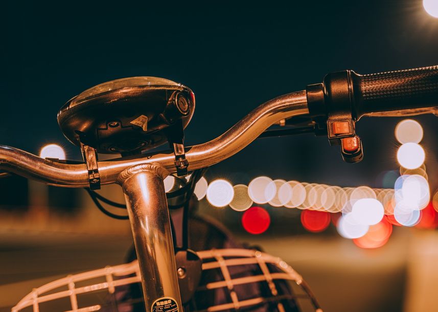 Fahrradlenker in der Nacht