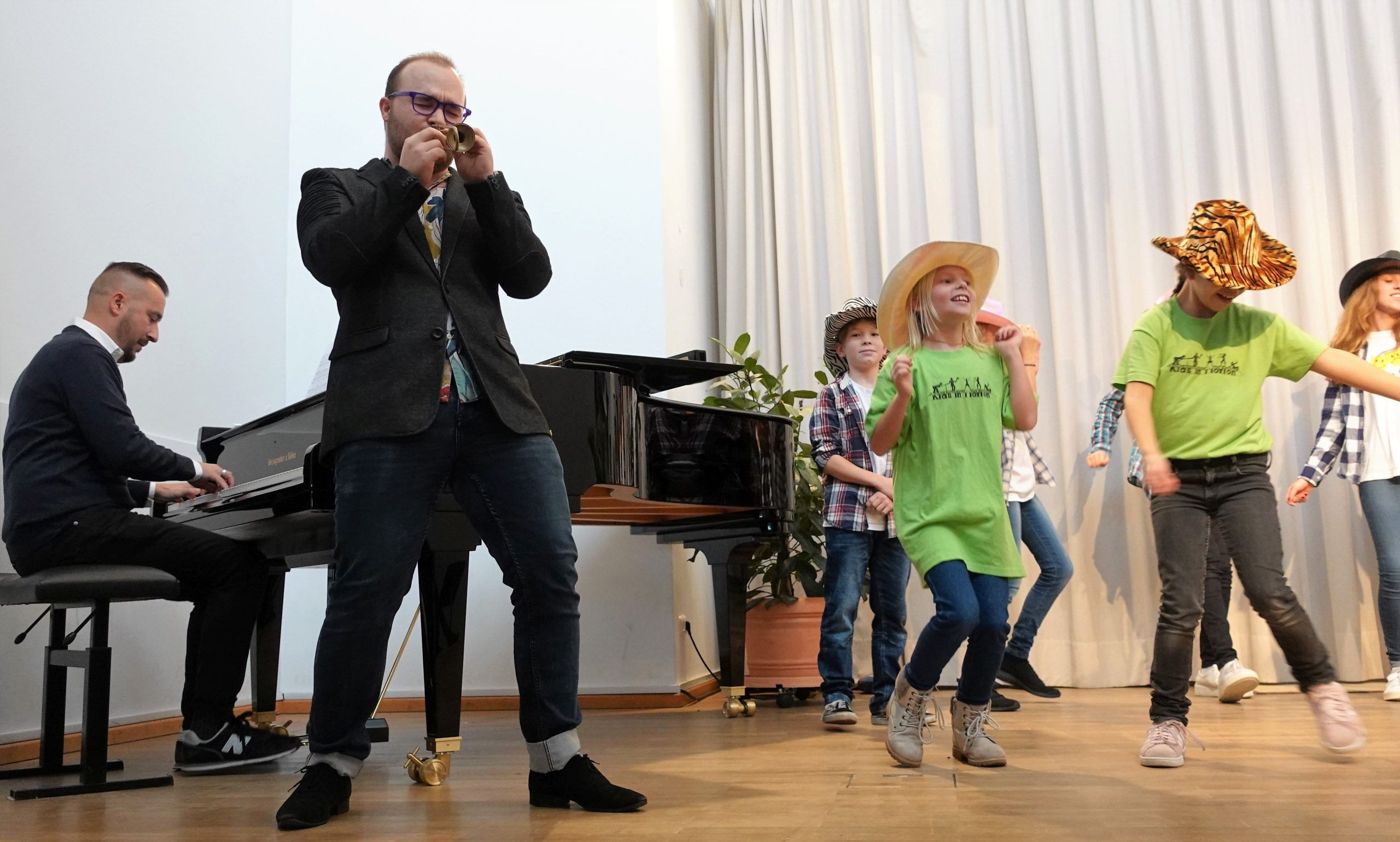 Musikschüler und Musiklehrer auf der Bühne der Musikschule Rosenheim