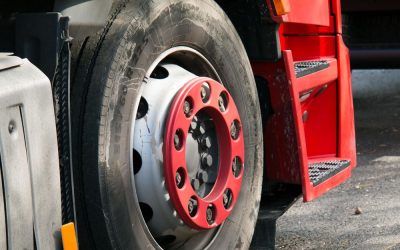 Lkw touchiert geparktes Auto und fährt weiter – Polizei sucht Zeugen