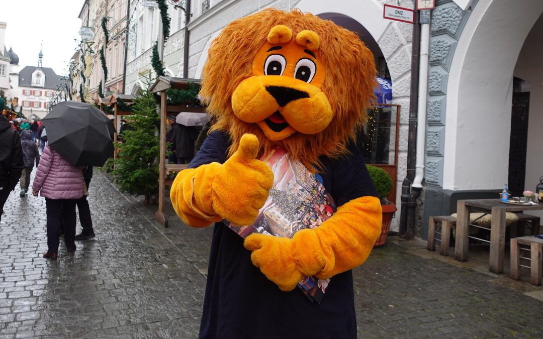 Löwe mit Adventskalendern