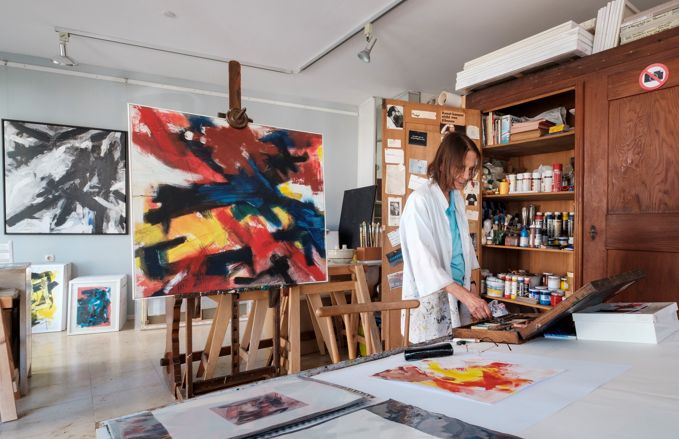 Künstlerin in ihrem Atelier