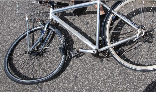 Fahrrad liegend mit verbogenem Reifen am Boden