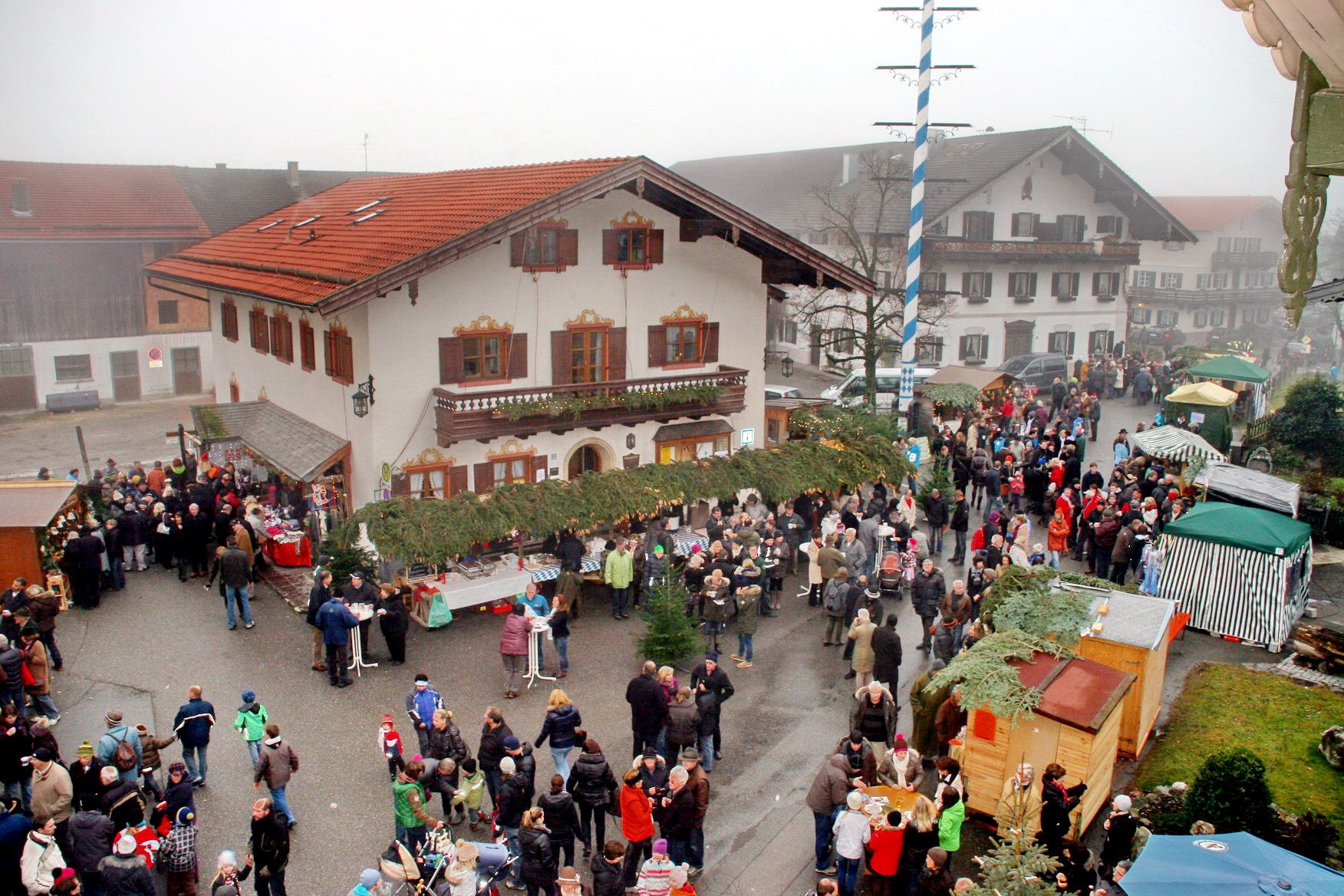 Blick auf den Adventsmarkt am Samerberg im Landkreis Rosenheim