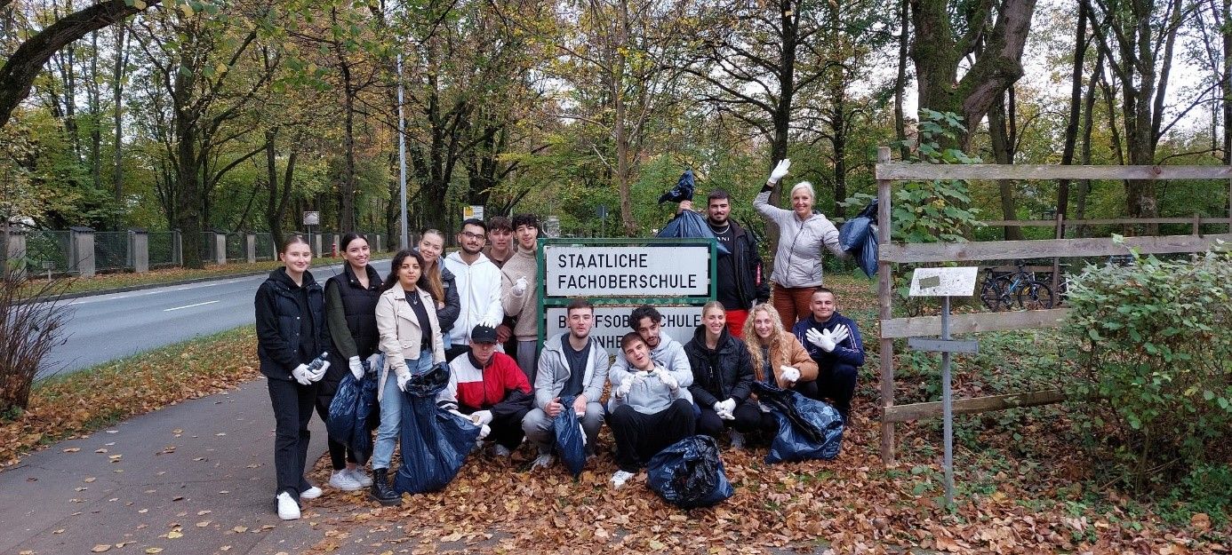 Schüler der Staatlichen Fachoberschule und Berufsoberschule Rosenheim mit Mülltüten beim Müllsammeln