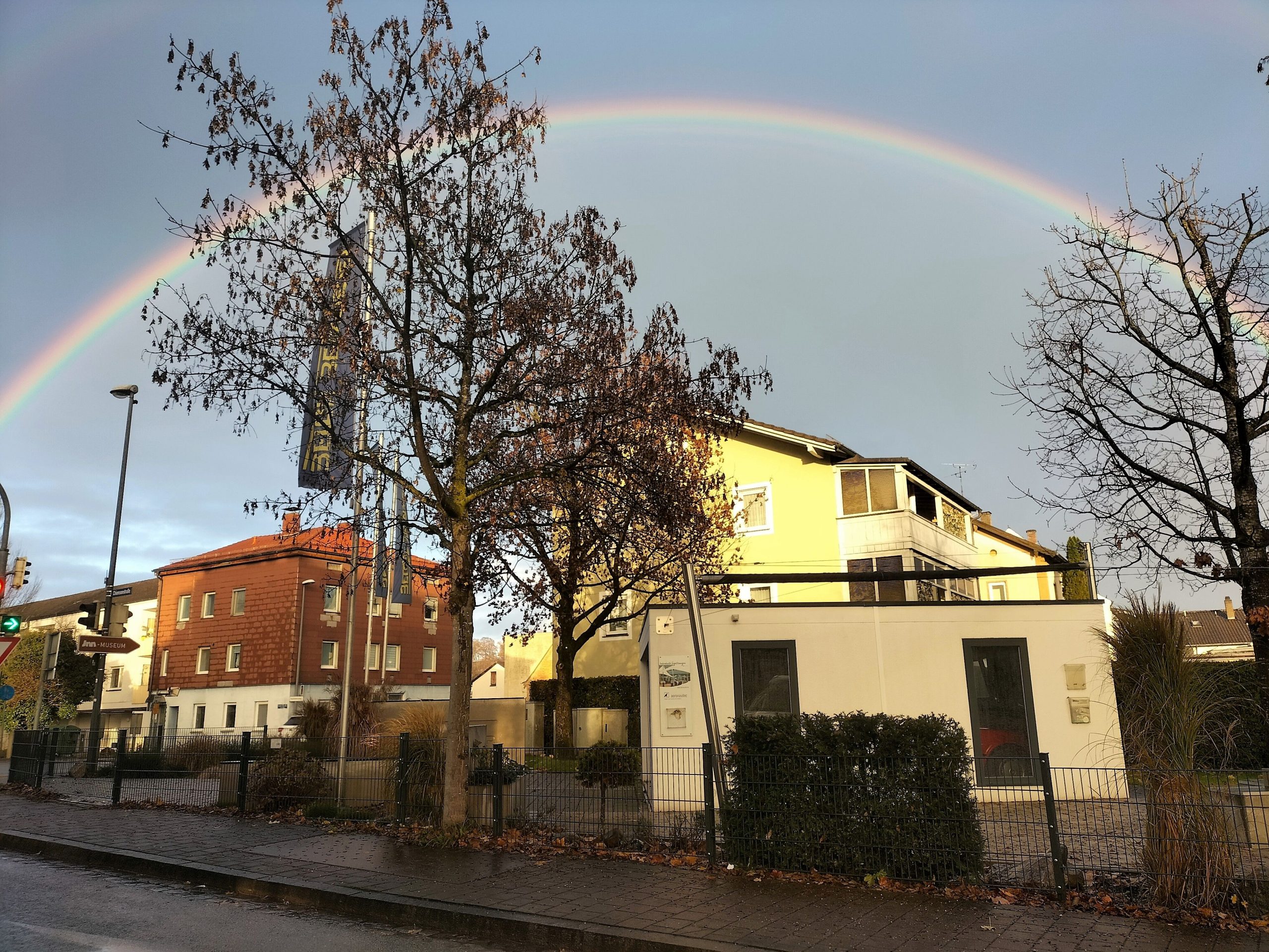 Regenbogen über Rosenheim, fotografiert in der Chiemseestraße