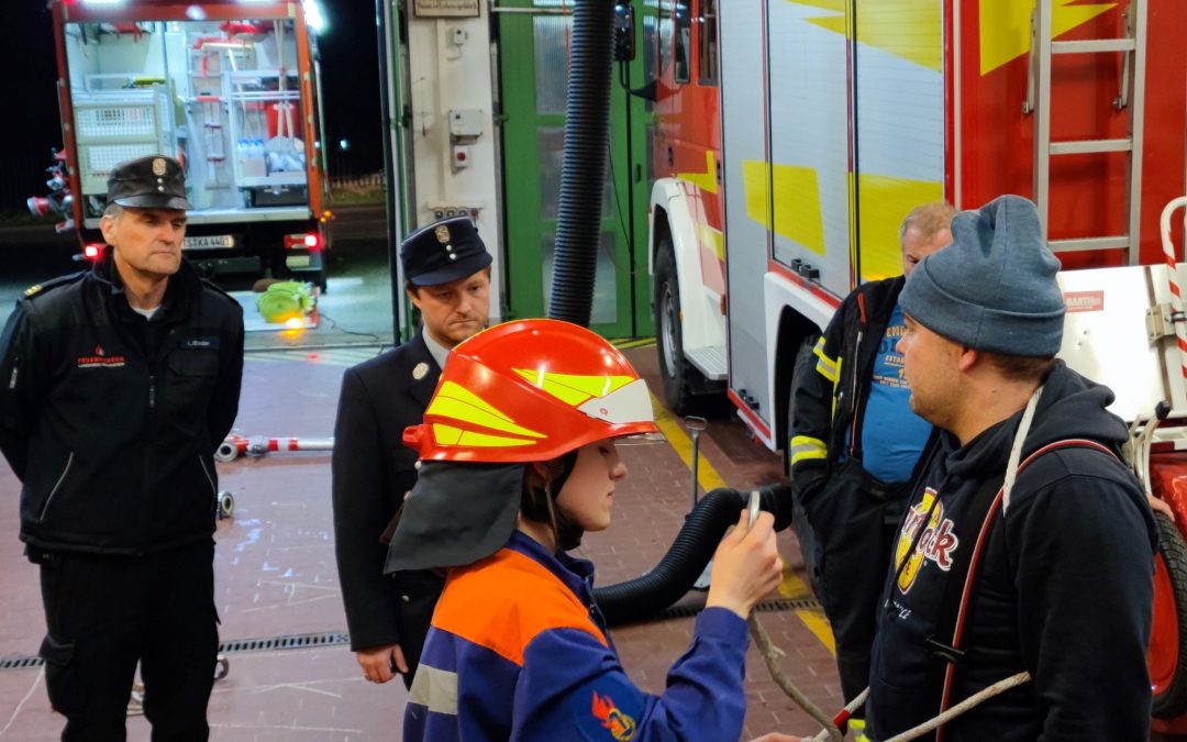 Junge Feuerwehrler ganz groß