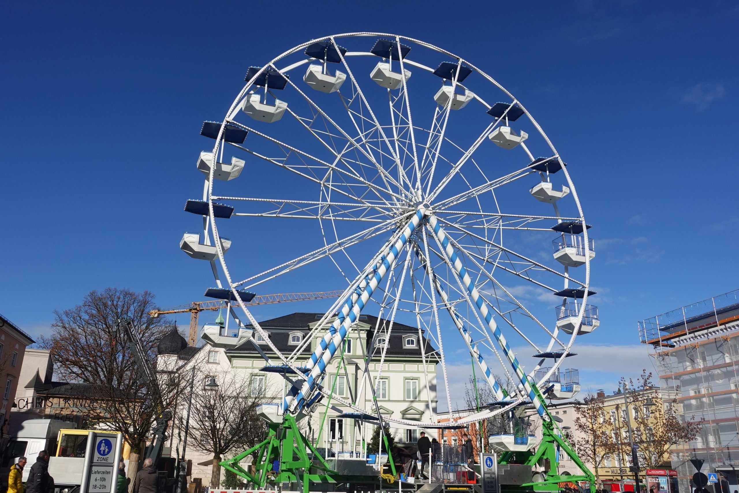 Riesenrad am Ludwigsplatz in Rosenheim vor blauem Himmel