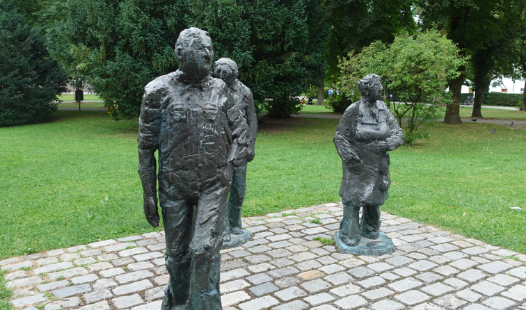 Skulpturen Menschen im Salinpark in Rosenheim