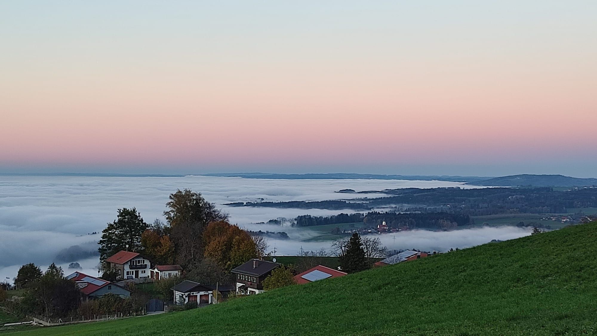 Blick vom Samerberg im Landkreis Rosenheim auf den Nebel im Tal